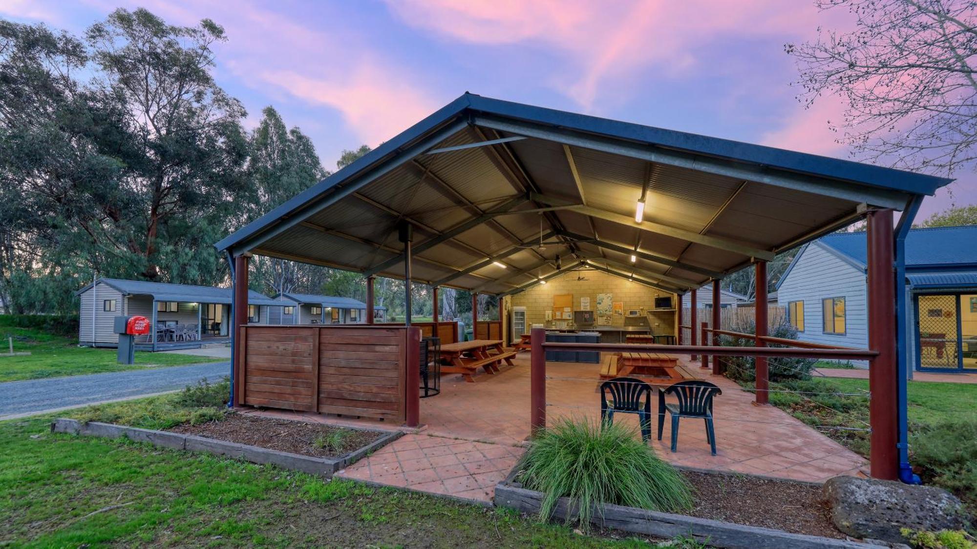 Deniliquin Riverside Caravan Park エクステリア 写真