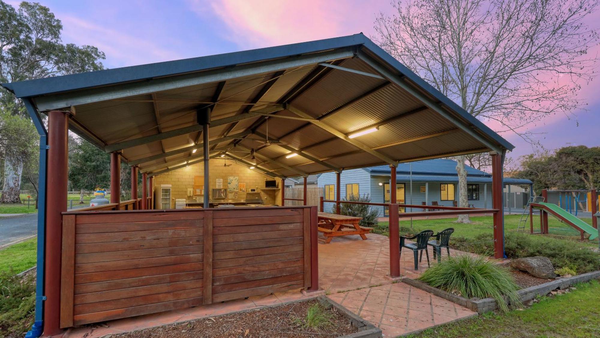 Deniliquin Riverside Caravan Park エクステリア 写真