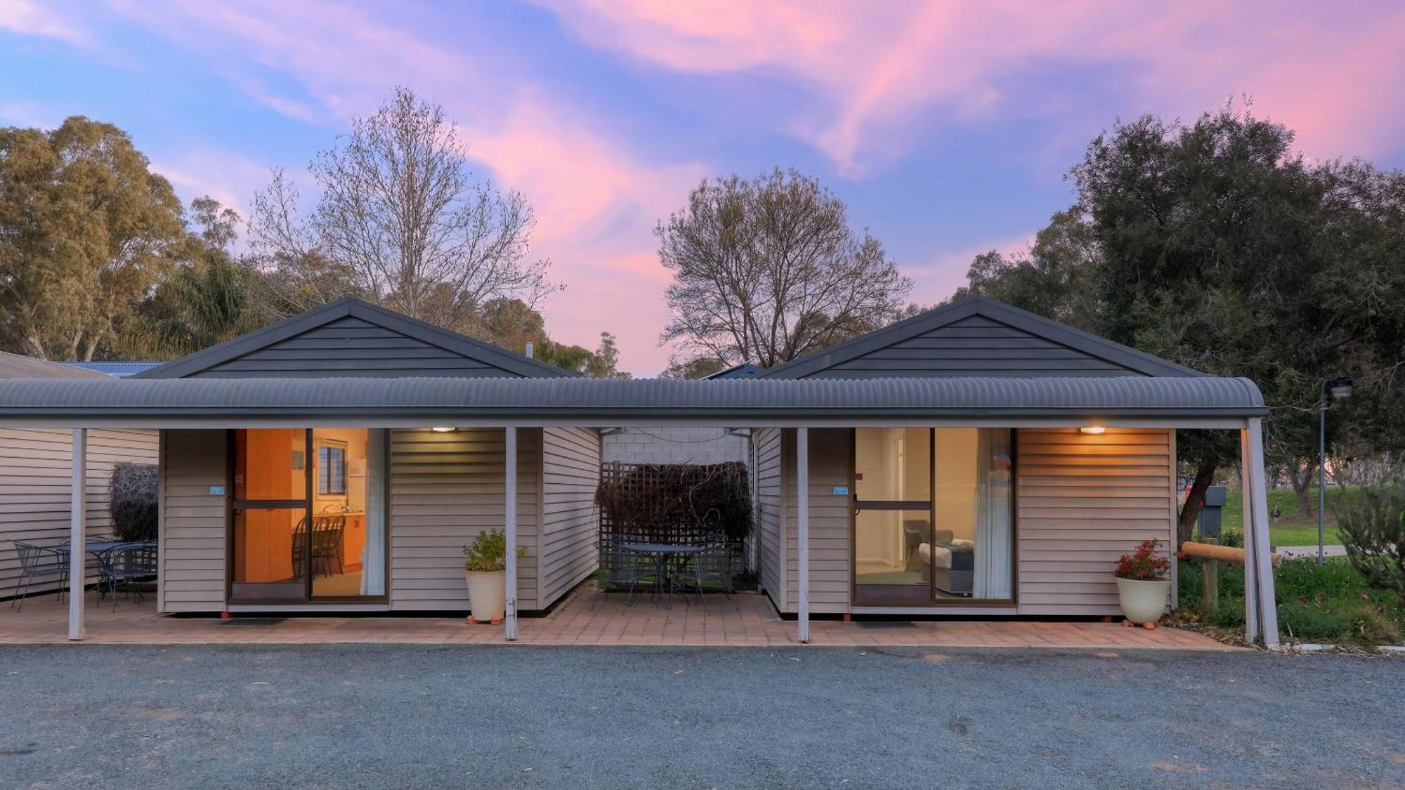 Deniliquin Riverside Caravan Park エクステリア 写真