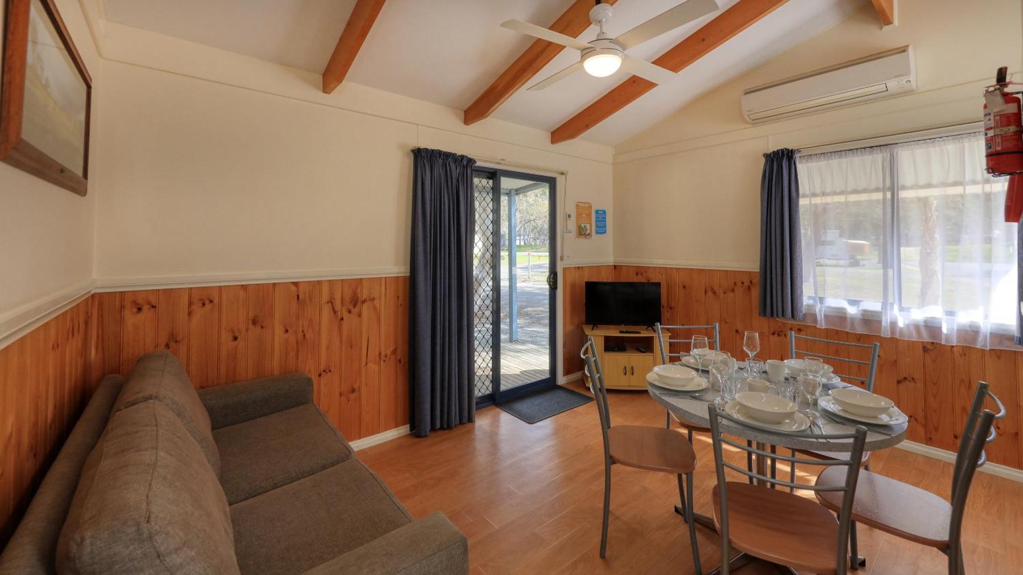 Deniliquin Riverside Caravan Park エクステリア 写真