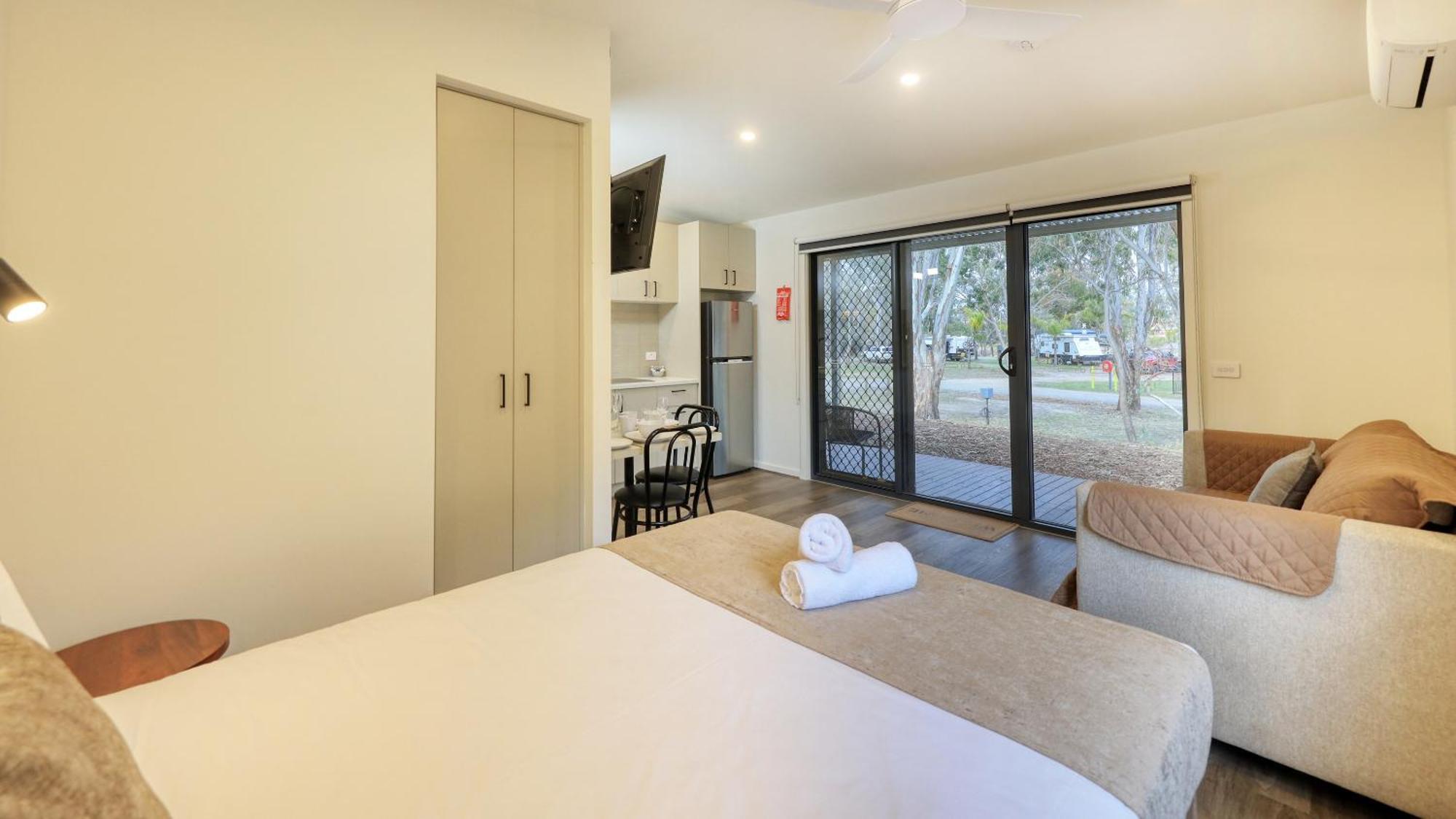 Deniliquin Riverside Caravan Park エクステリア 写真