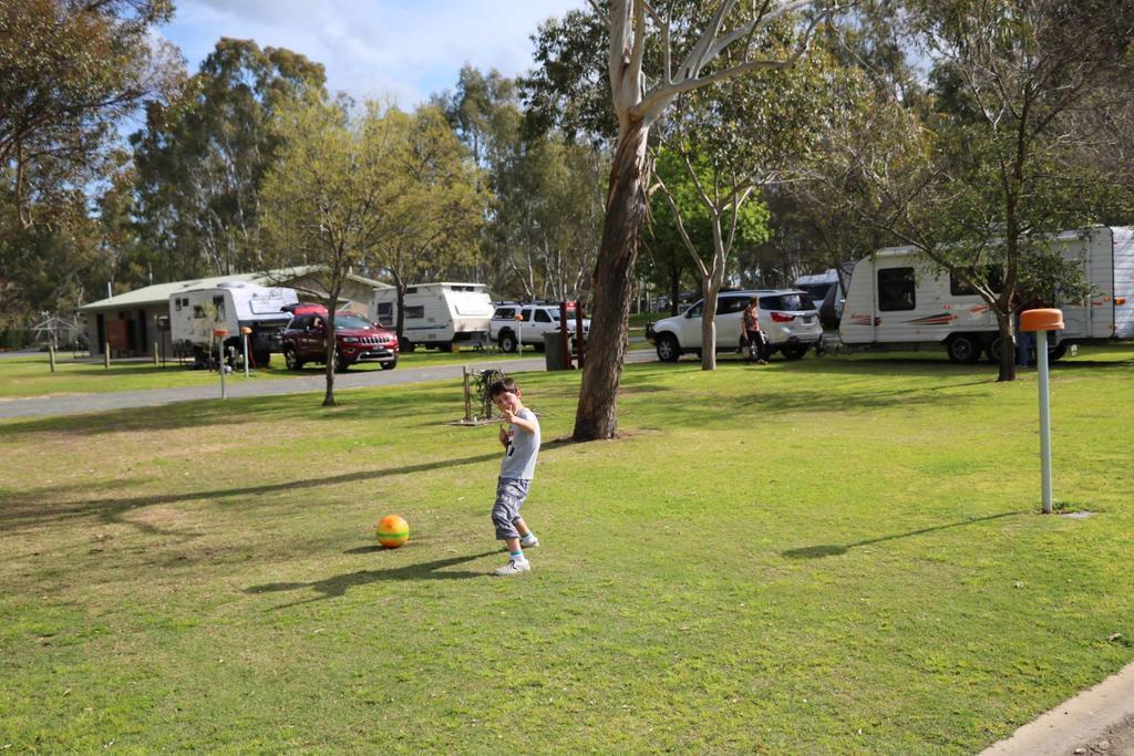 Deniliquin Riverside Caravan Park エクステリア 写真