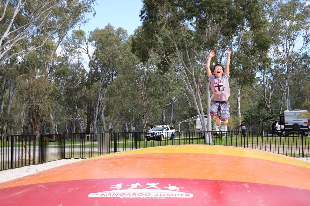 Deniliquin Riverside Caravan Park エクステリア 写真